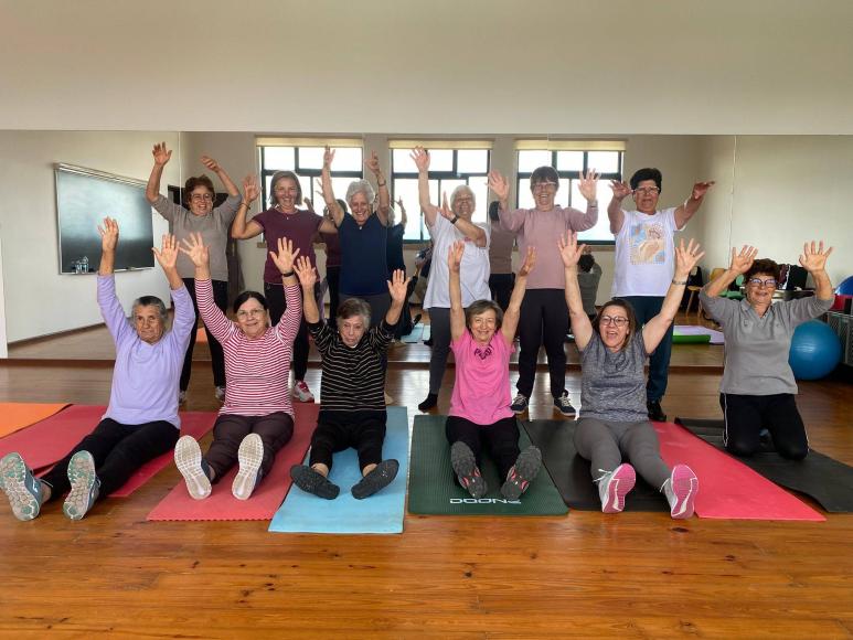 Grupo sénior numa aula de ginástica comunitária